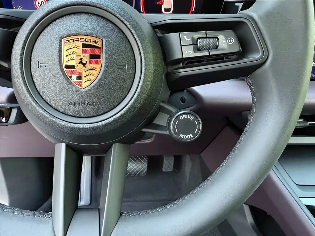 Фото 13 - Porsche Macan EV