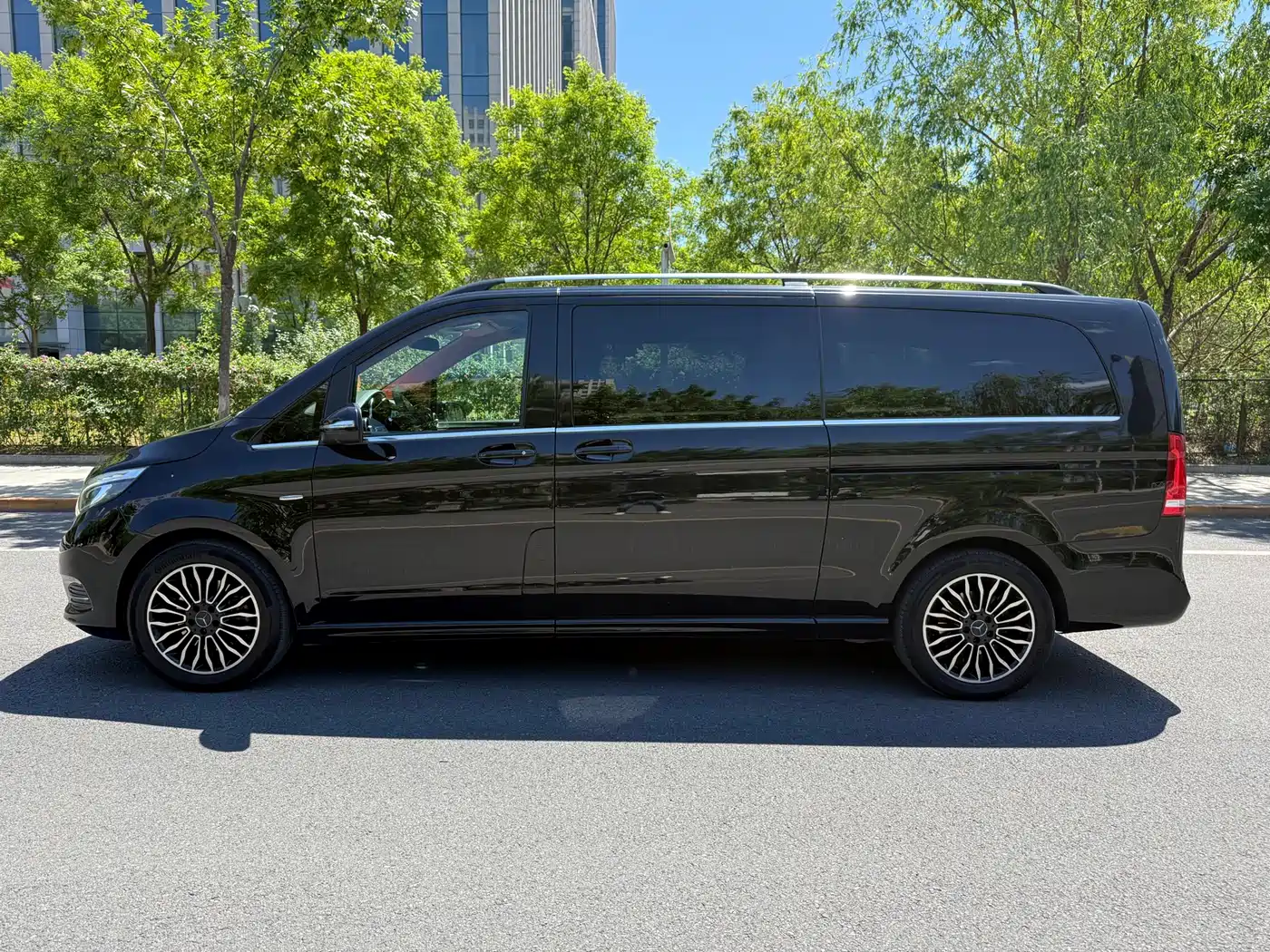 Mercedes-Benz V-Class 2017 Model V 260 L Premium Extended Edition фото 5