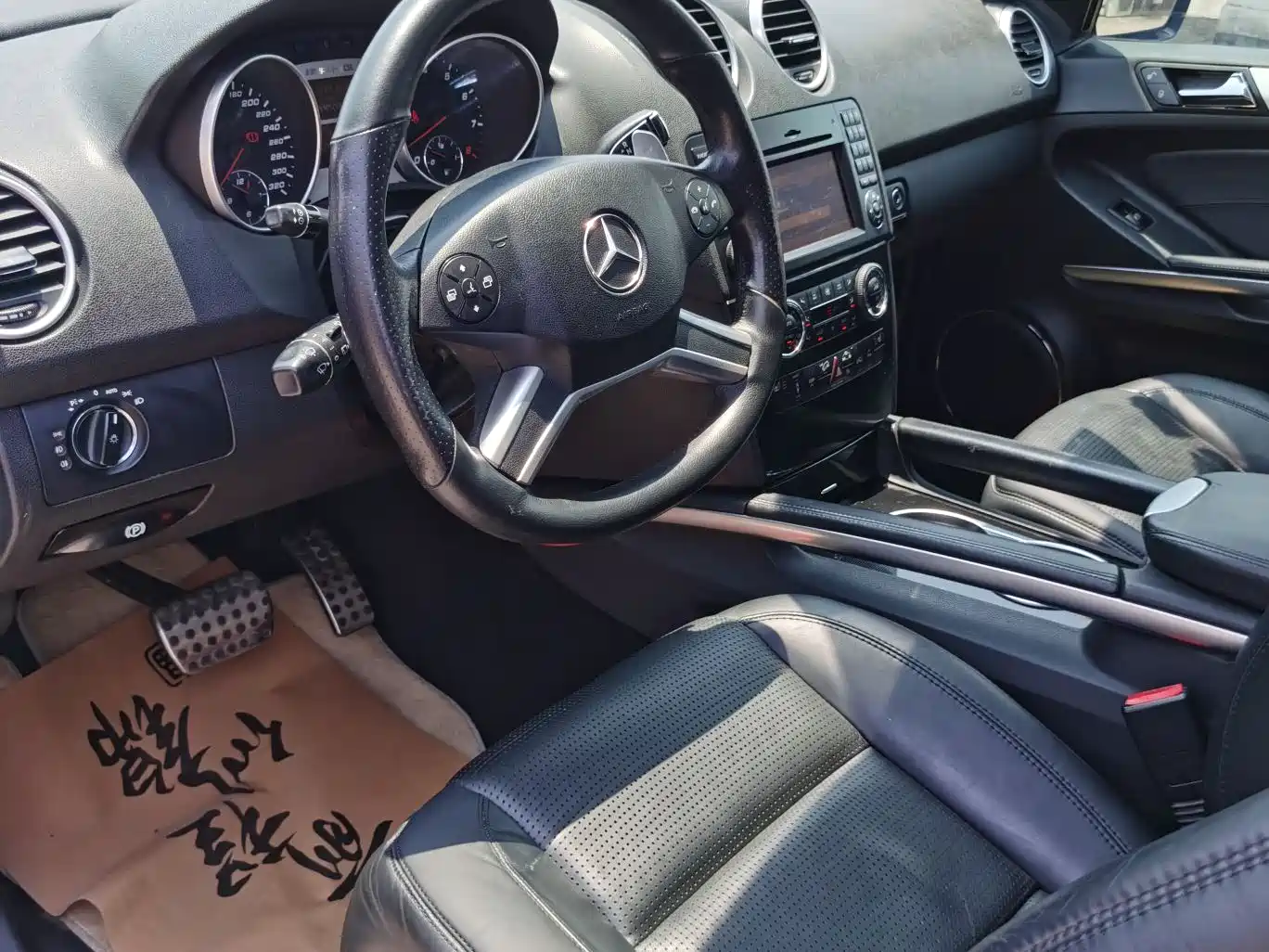Mercedes-Benz M-Class AMG 2011 AMG ML 63 фото 4