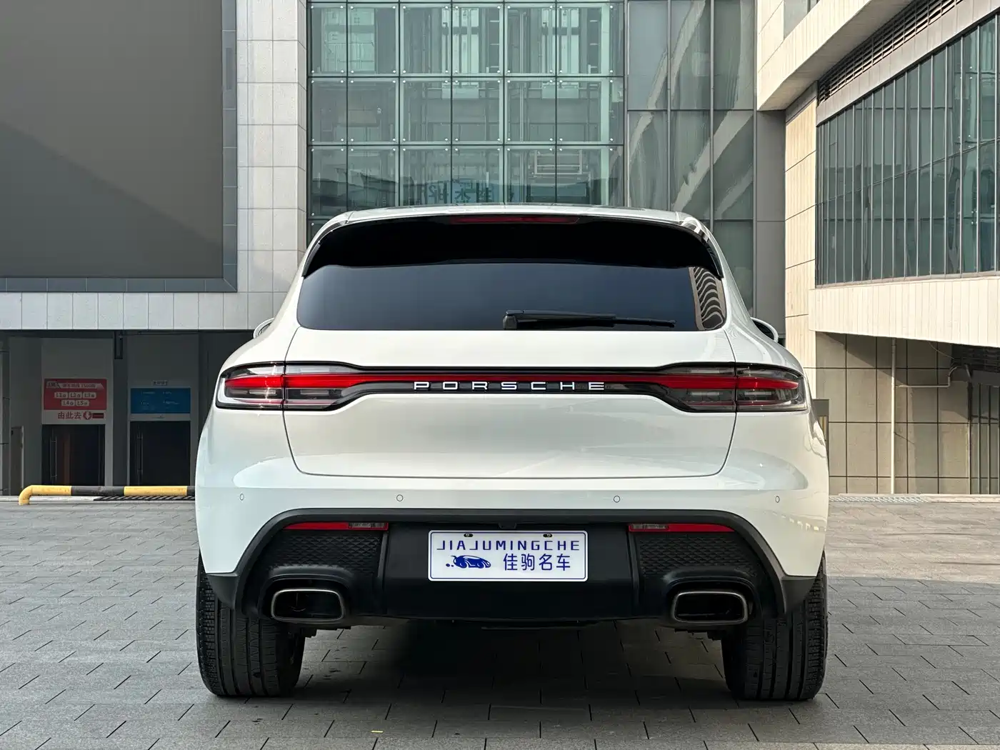 PORSCHE MACAN