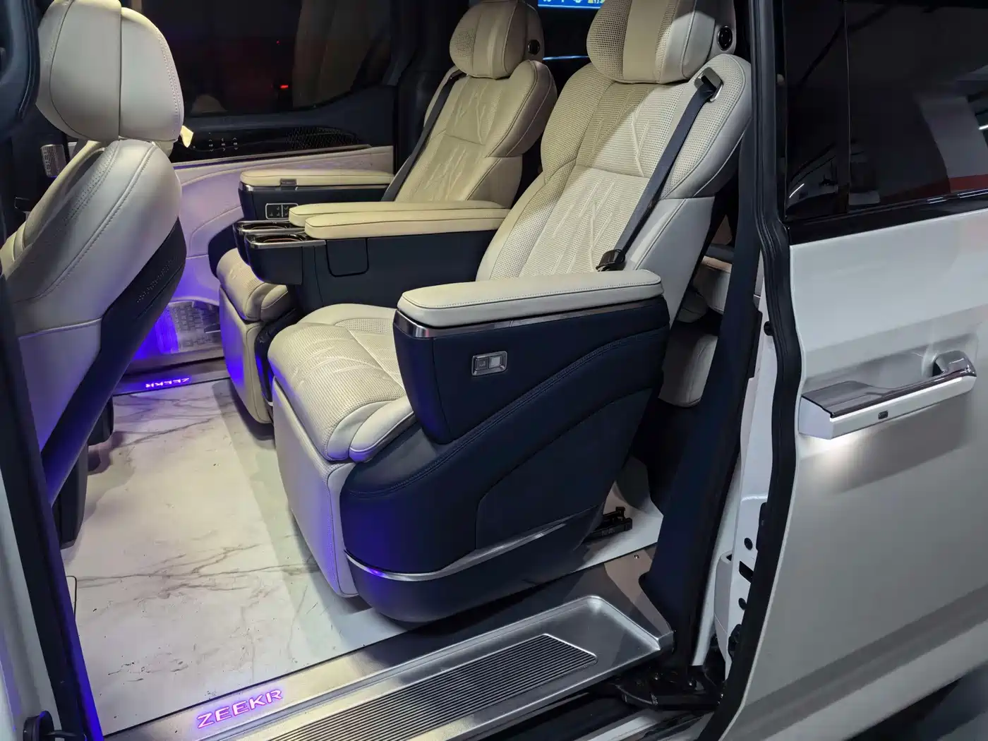 ZEEKR 009 2025 2024 6-seat Executive AWD 108kWh