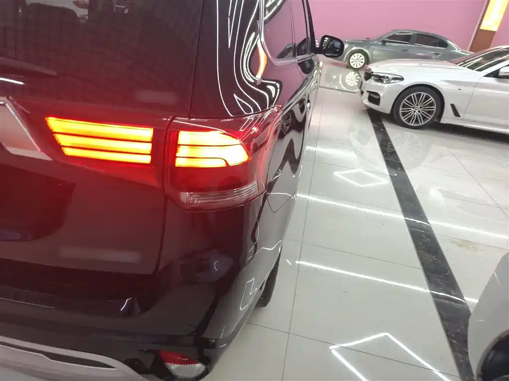 MITSUBISHI OUTLANDER