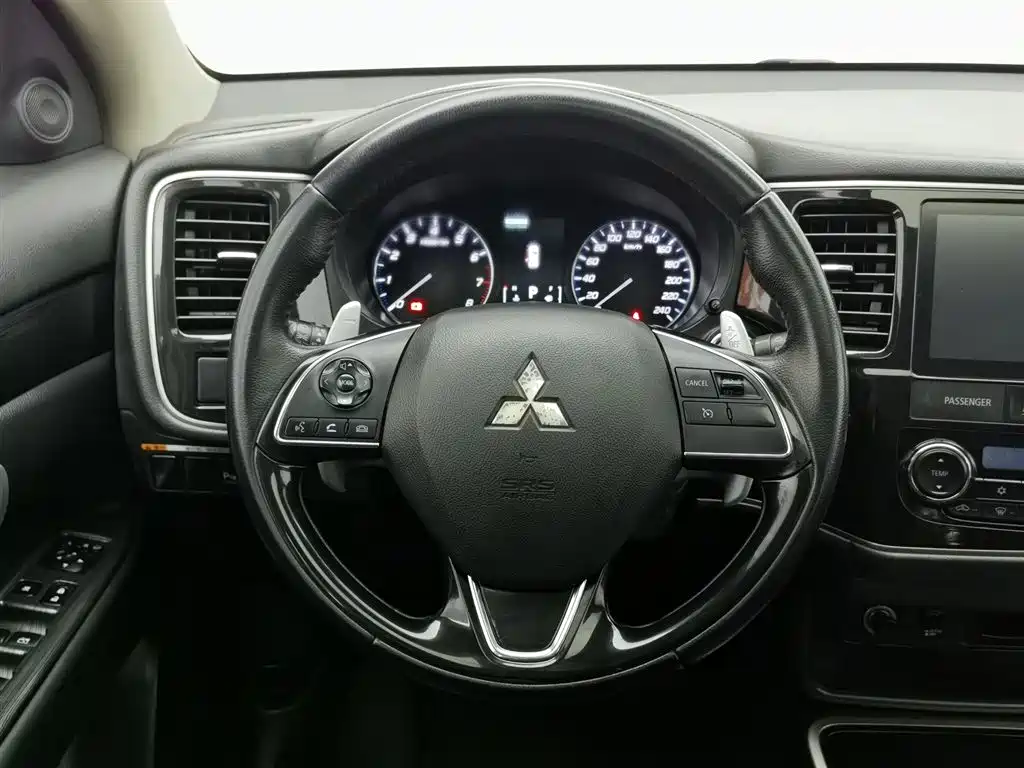 Mitsubishi Outlander 2018 2.4L 4WD Luxury Edition 7-seater фото 11