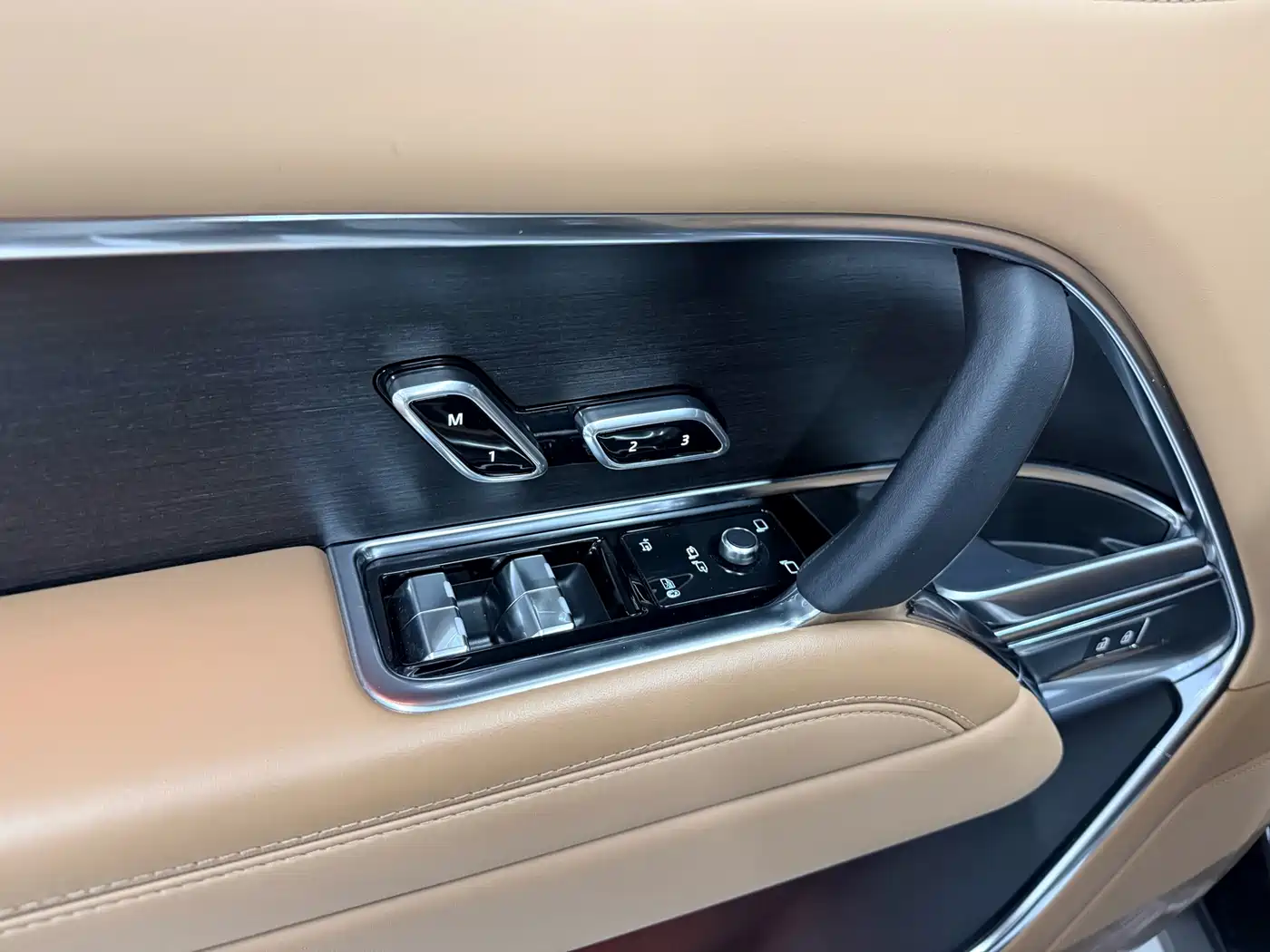 Land Rover Range Rover 2023 3.0 L6 360PS Golden Age Edition фото 8