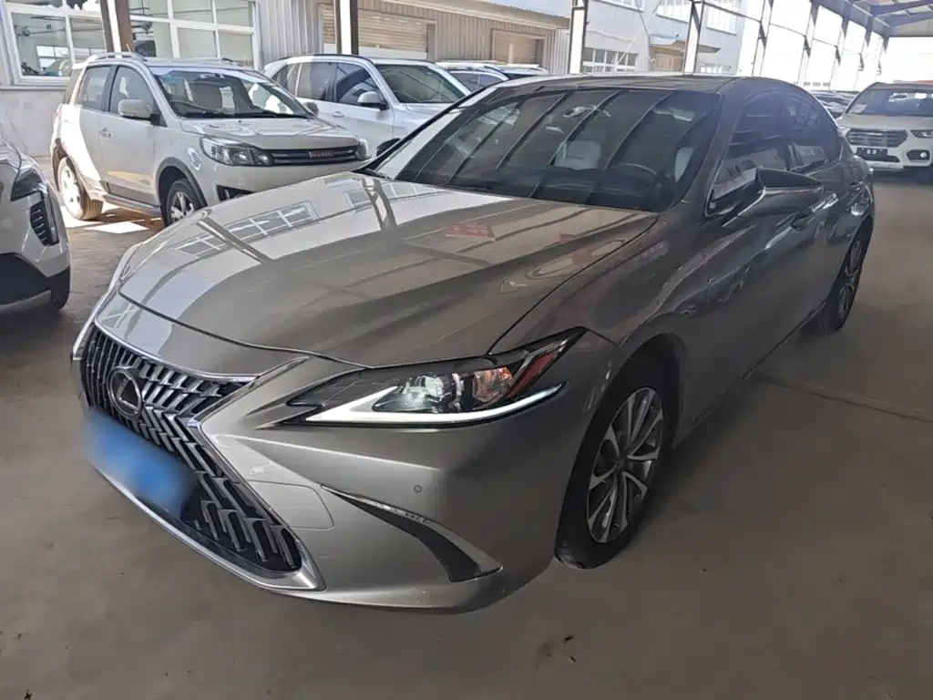 Фото 1 - Lexus ES
