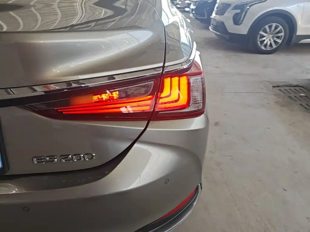 Фото 8 - Lexus ES