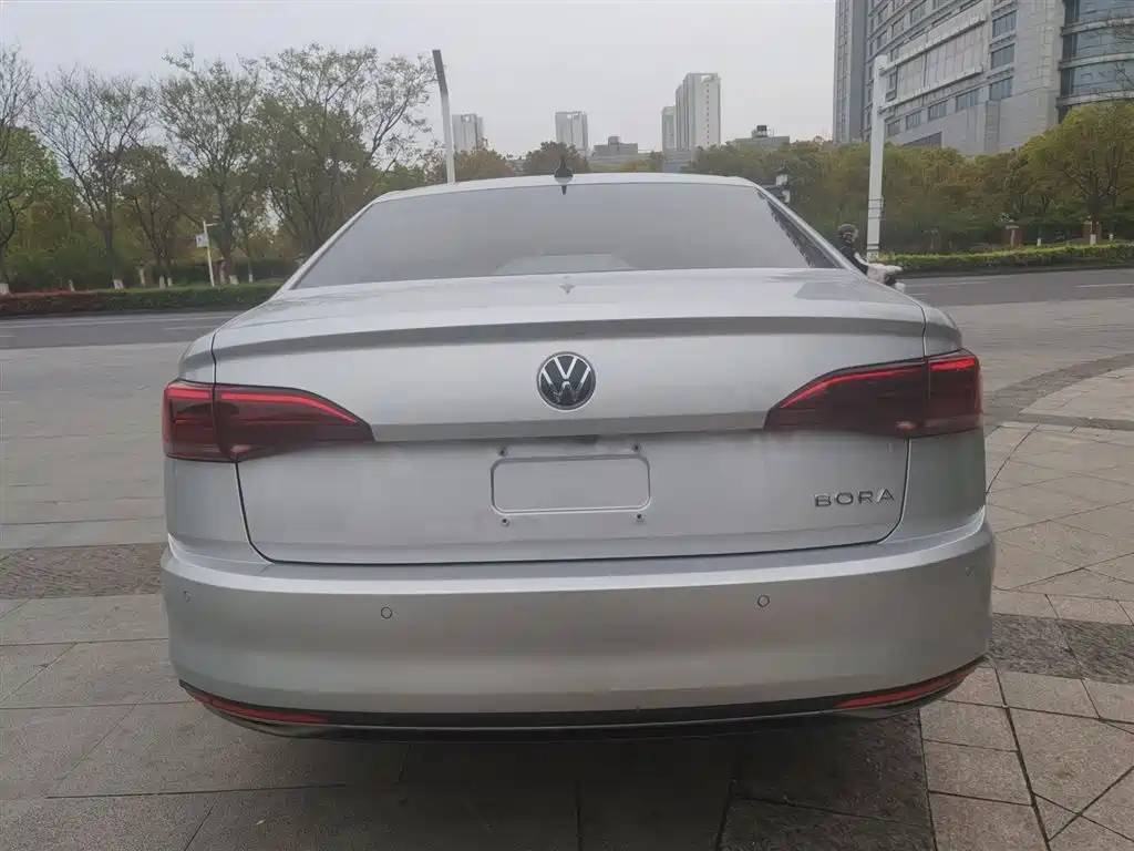 VOLKSWAGEN BORA