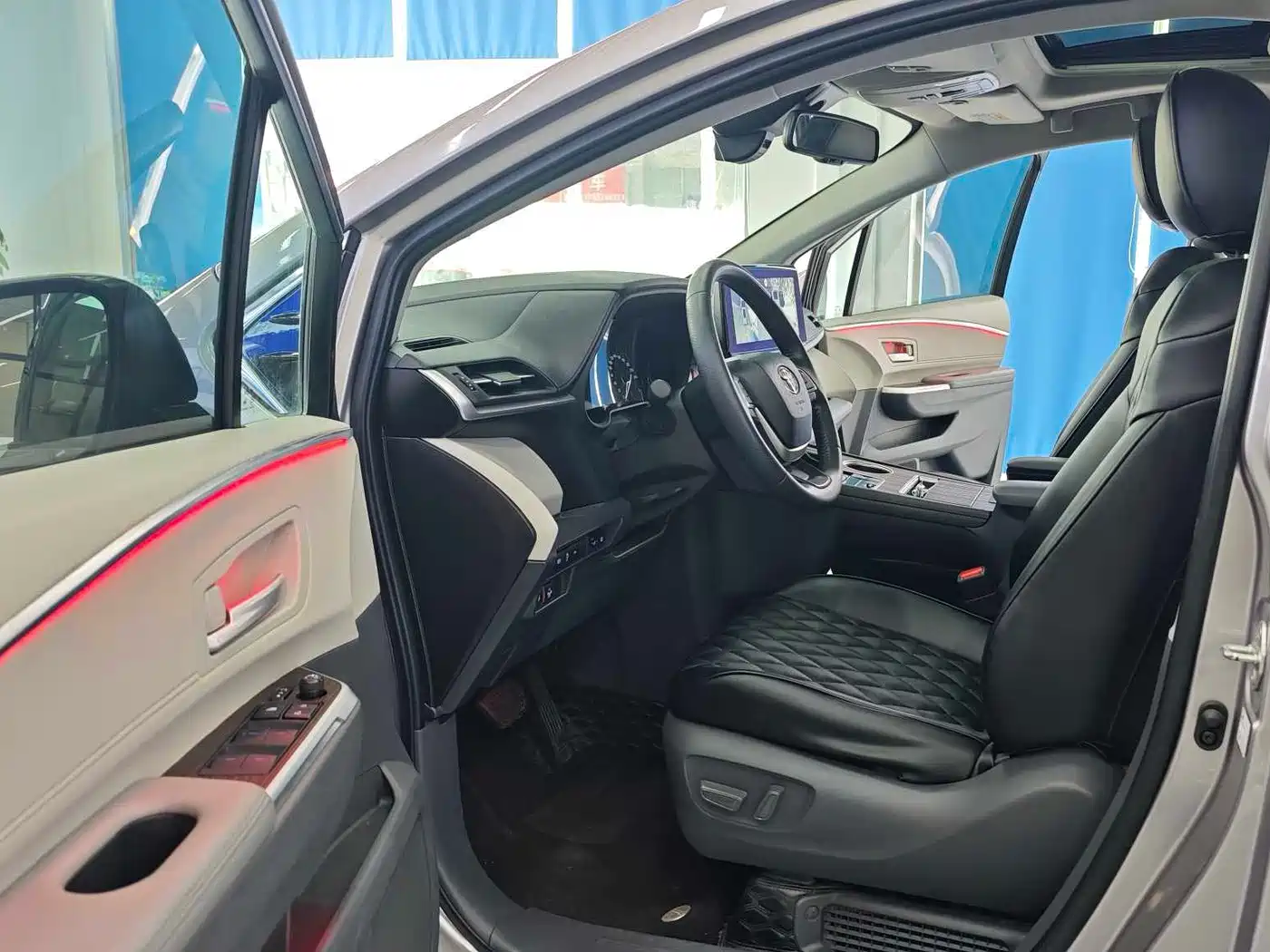 Фото 6 - Toyota Sienna