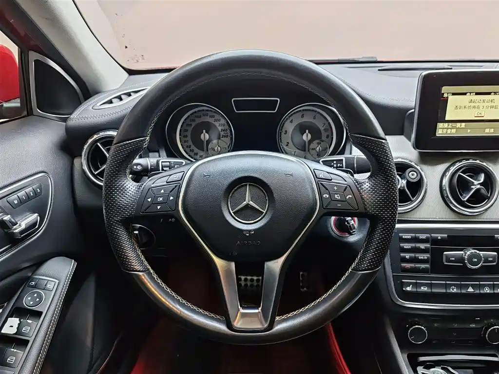 Mercedes-Benz GLA 2015 GLA 220 4MATIC Fashion Edition фото 16