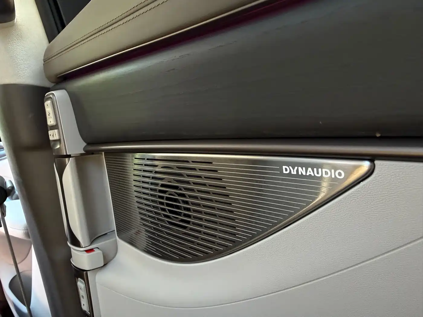 Denza D9 2022 DM-i 970 AWD Flagship фото 20