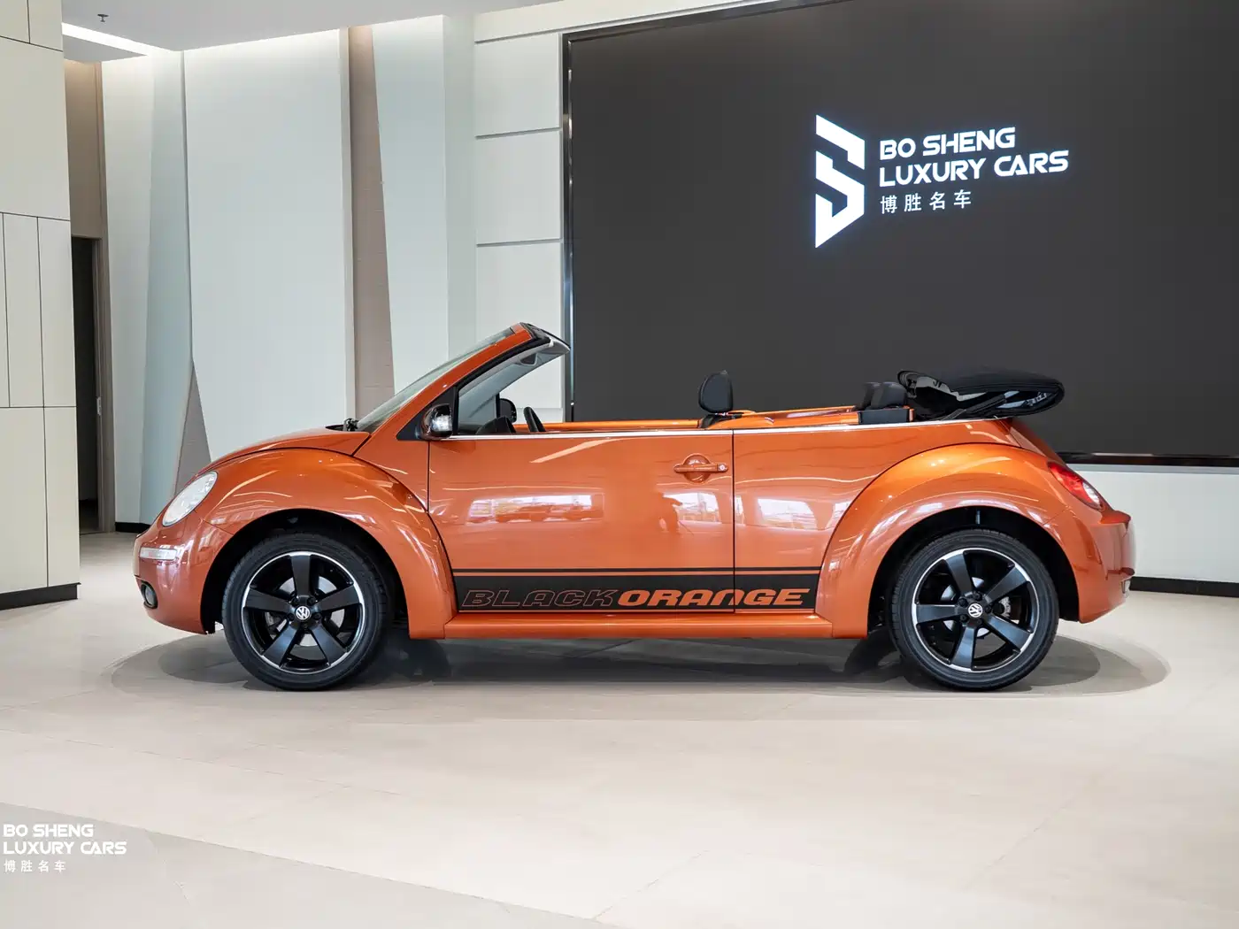 Volkswagen Beetle 2010 Model 2.0 BlackOrange Convertible Luxury Edition фото 41