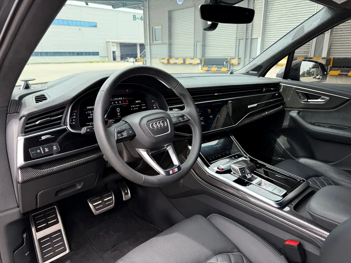 Audi SQ7 2024 4.0 TFSI Dark Knight Edition фото 7