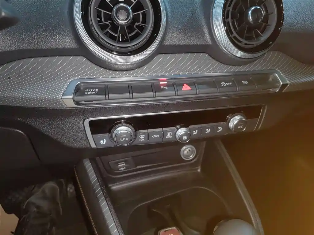 AUDI Q2L E-TRON