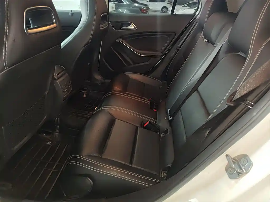 Mercedes-Benz GLA 2018 GLA 200 Dynamic фото 13