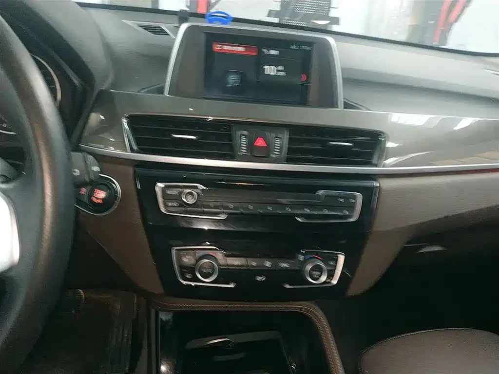 BMW X1 2018 sDrive18Li Premium Model фото 9