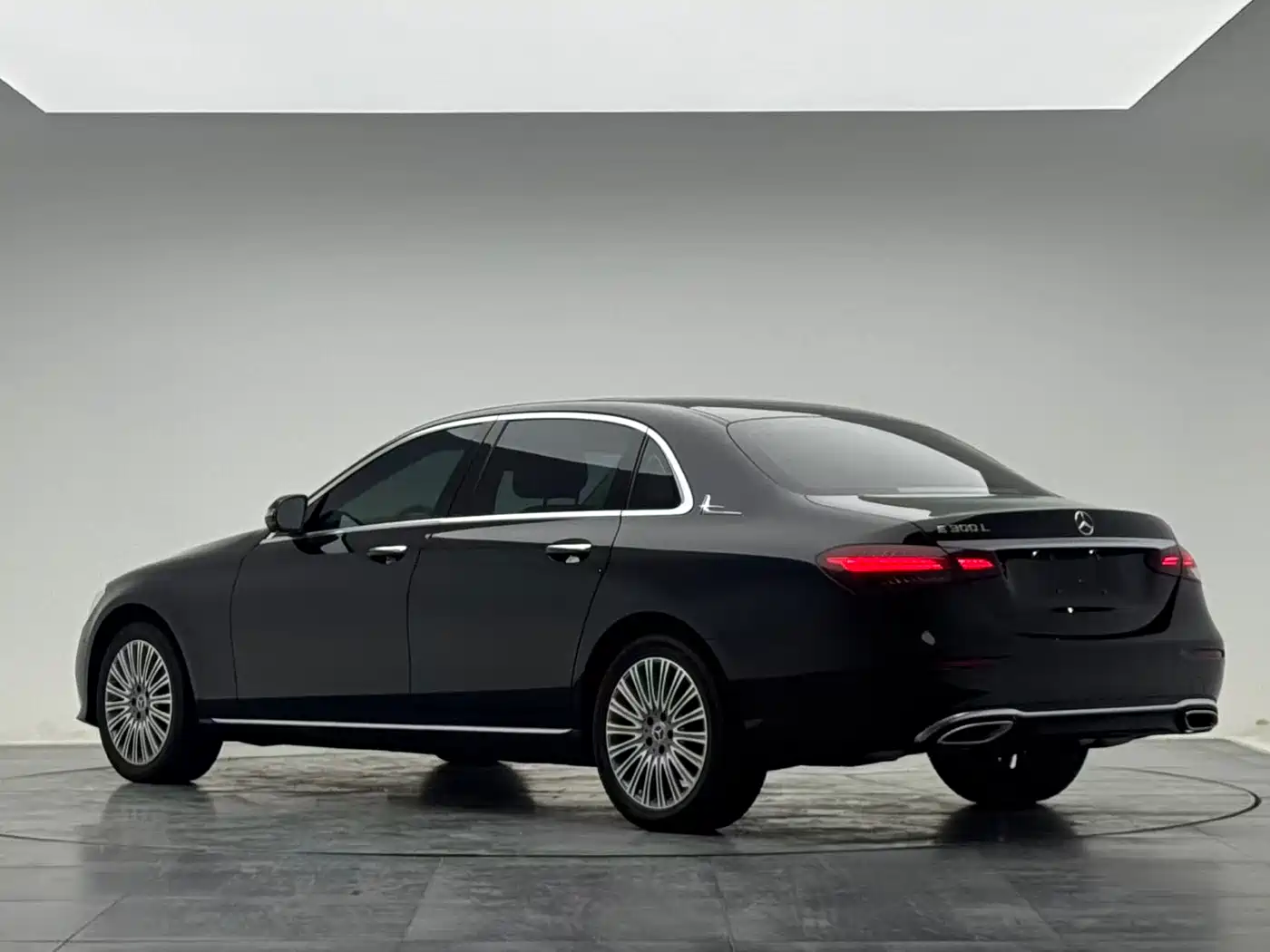 Mercedes-Benz E-Class 2022 E 300 L Fashion фото 7