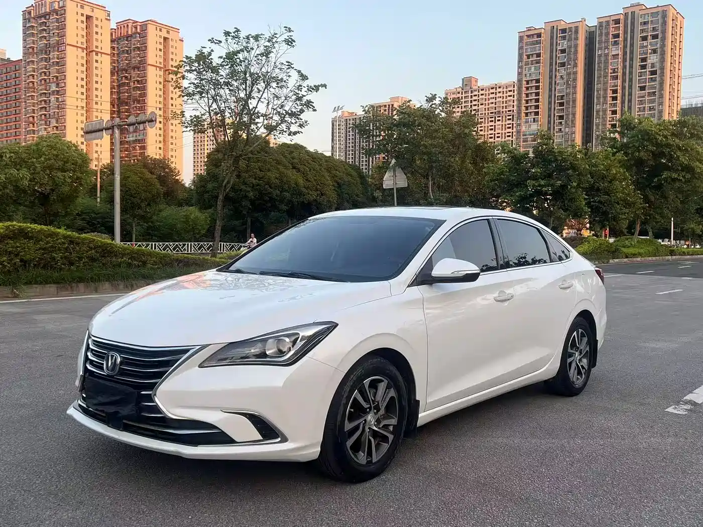 Фото 1 - Changan Eado