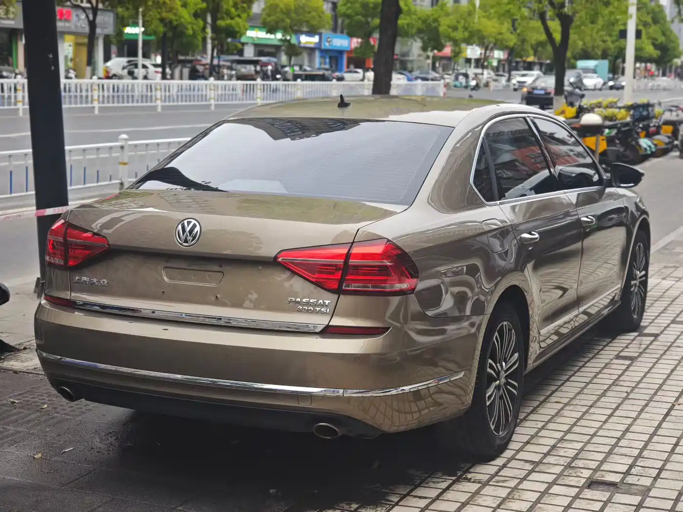 Volkswagen Passat 2017 330TSI DSG Luxury фото 4