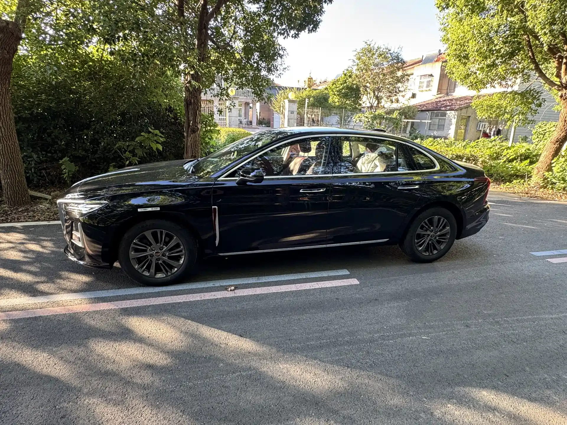 Фото 6 - Hongqi H5
