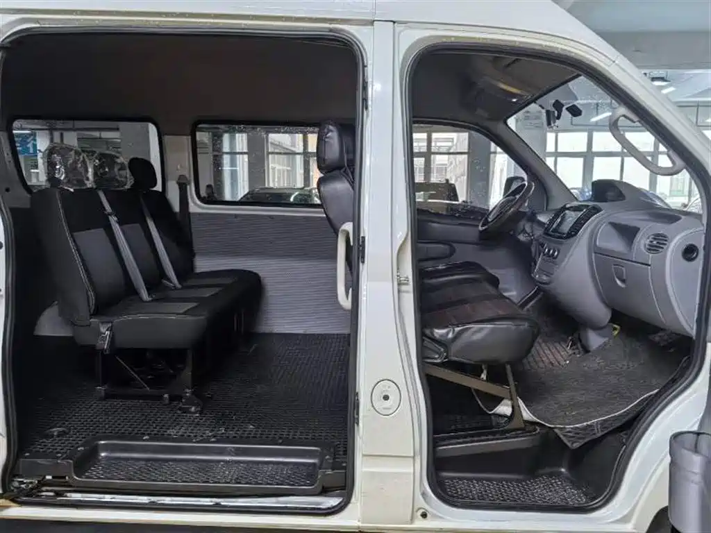SAIC Maxus Xintu V80 2021 2.0T PLUS Manual Business Travel Edition Short Wheelbase Medium Roof 9 Seats фото 4
