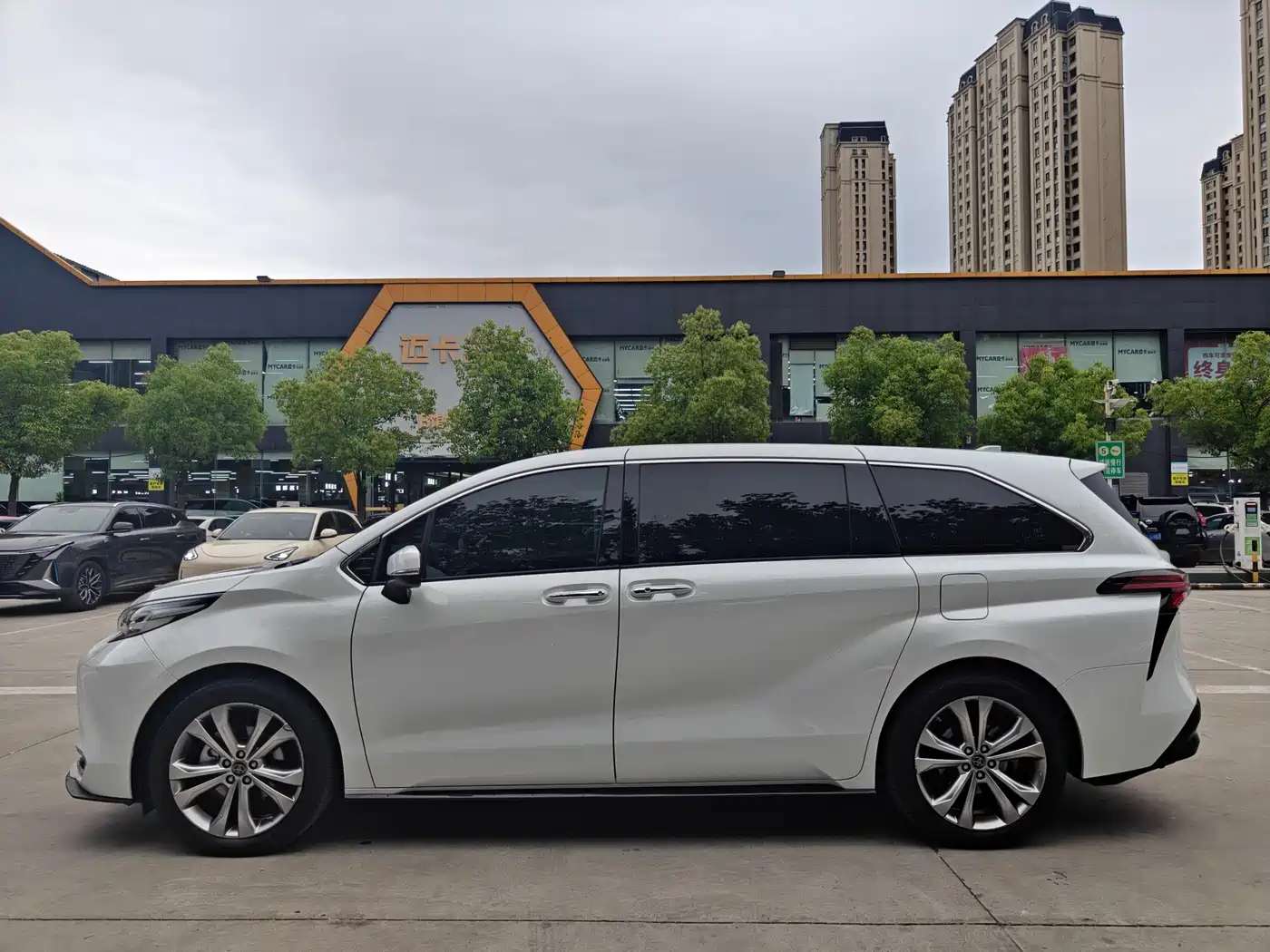 Toyota Sienna 2023 2.5L Hybrid Premium Edition фото 10