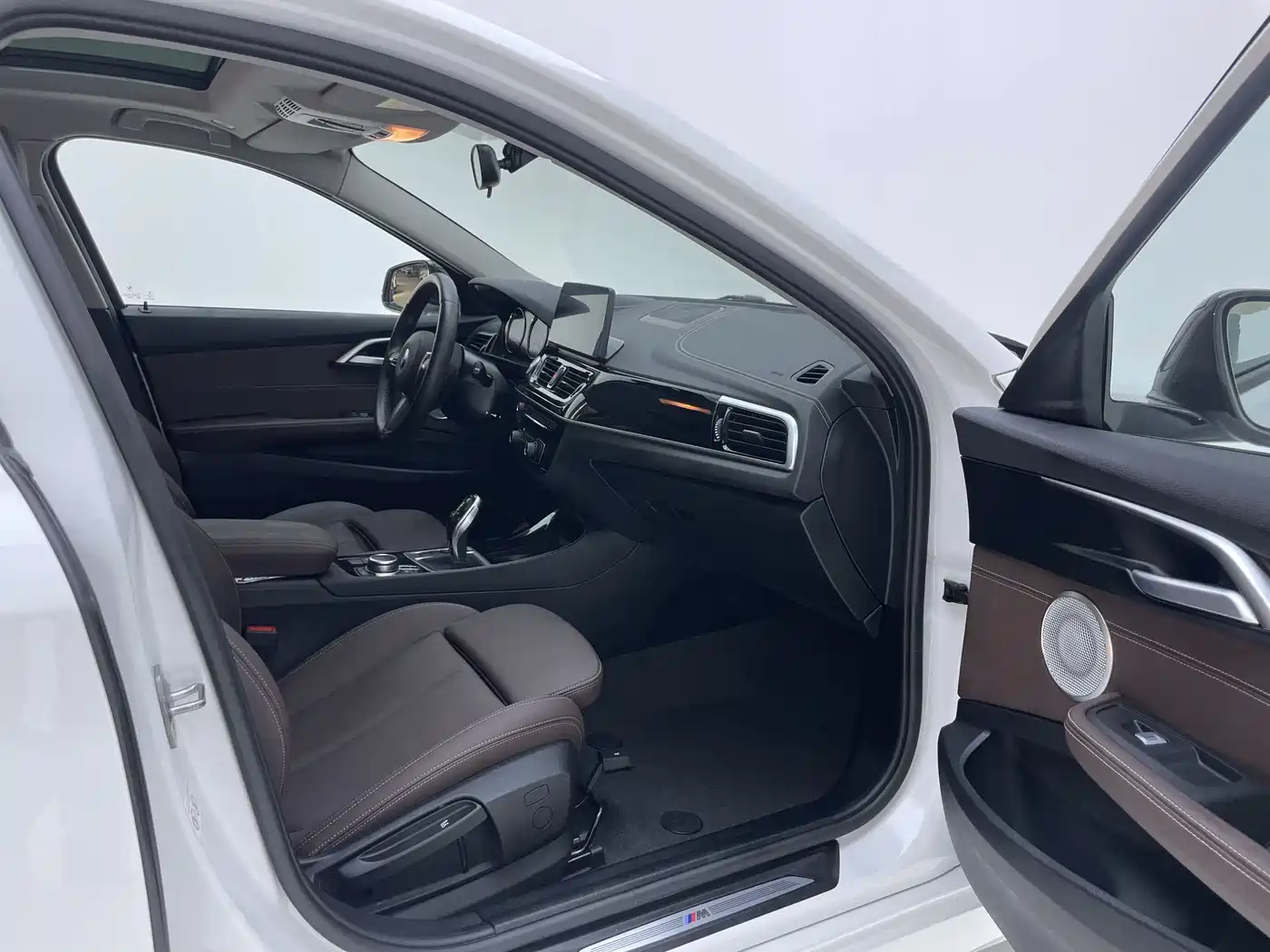 BMW 1 Series 2023 120i M Sport Shadow Edition фото 20