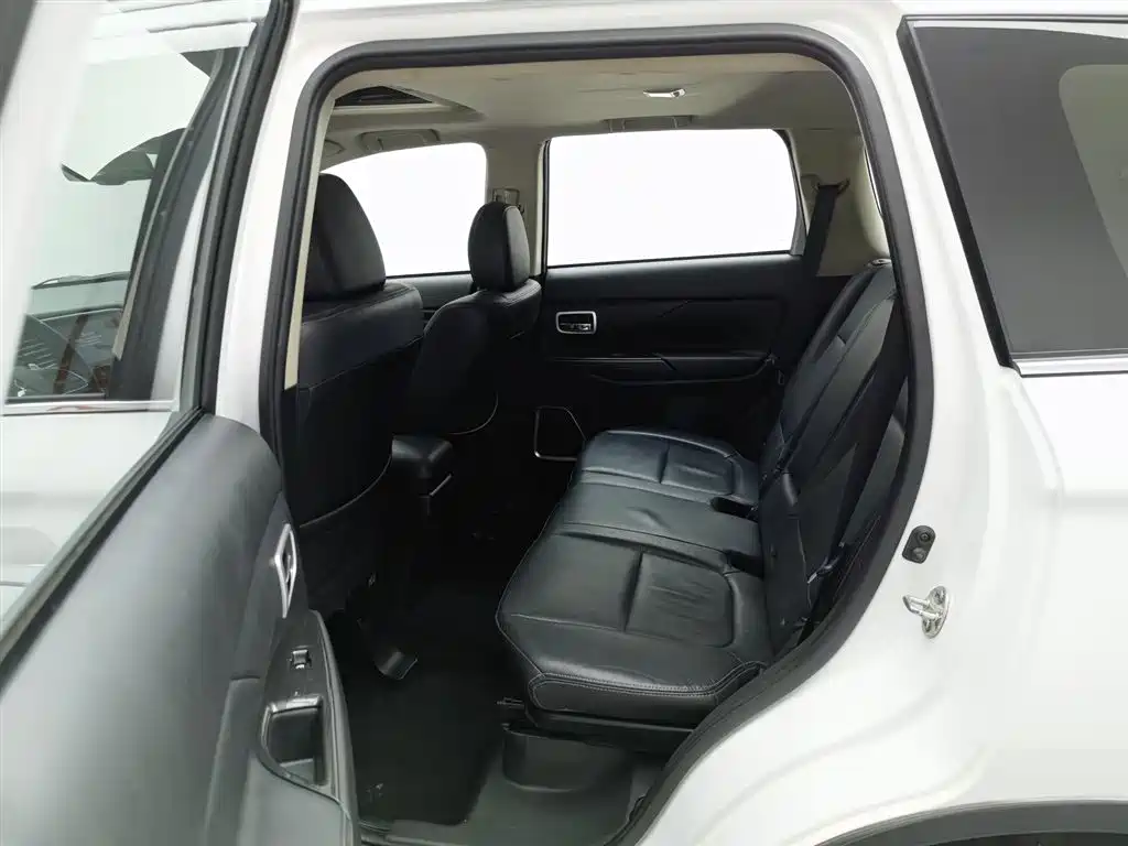 Mitsubishi Outlander 2018 2.4L 4WD Luxury Edition 7-seater фото 15