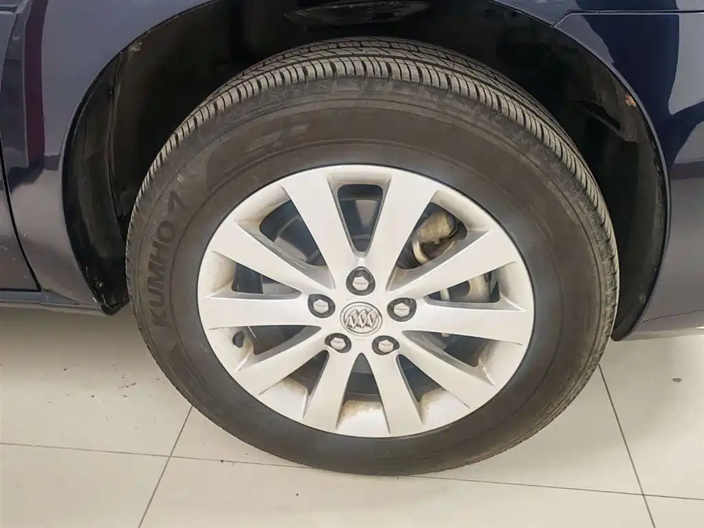 Buick GL8 2011 2.4L LT Executive Edition фото 14