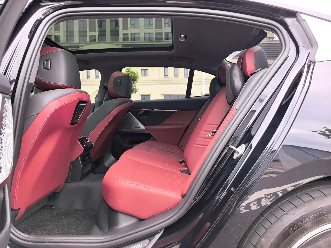 BMW i5 2024 eDrive 35L Premium Model M Sport Package фото 11