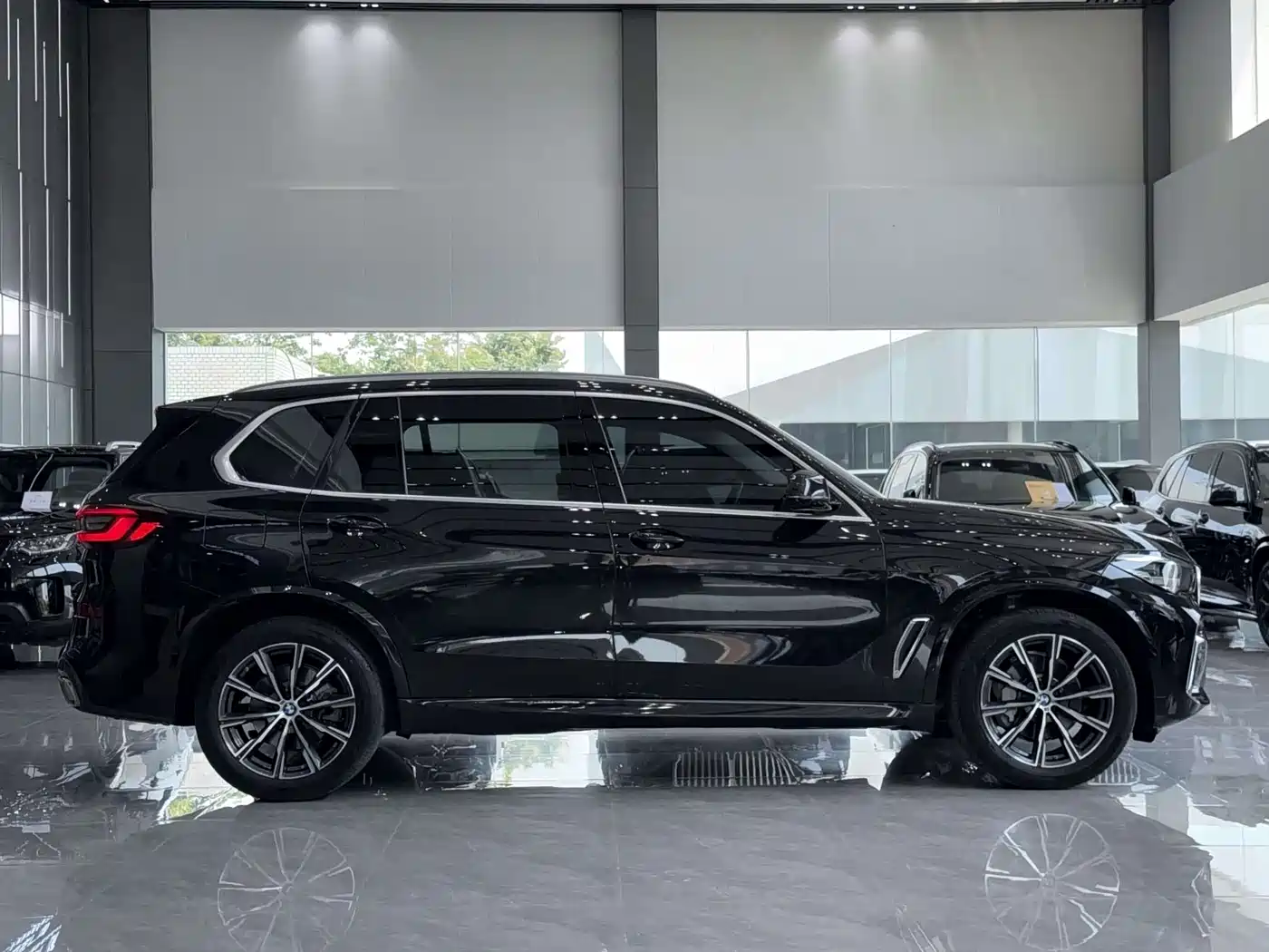 BMW X5 2022 Model xDrive 40Li M Sport Package фото 10