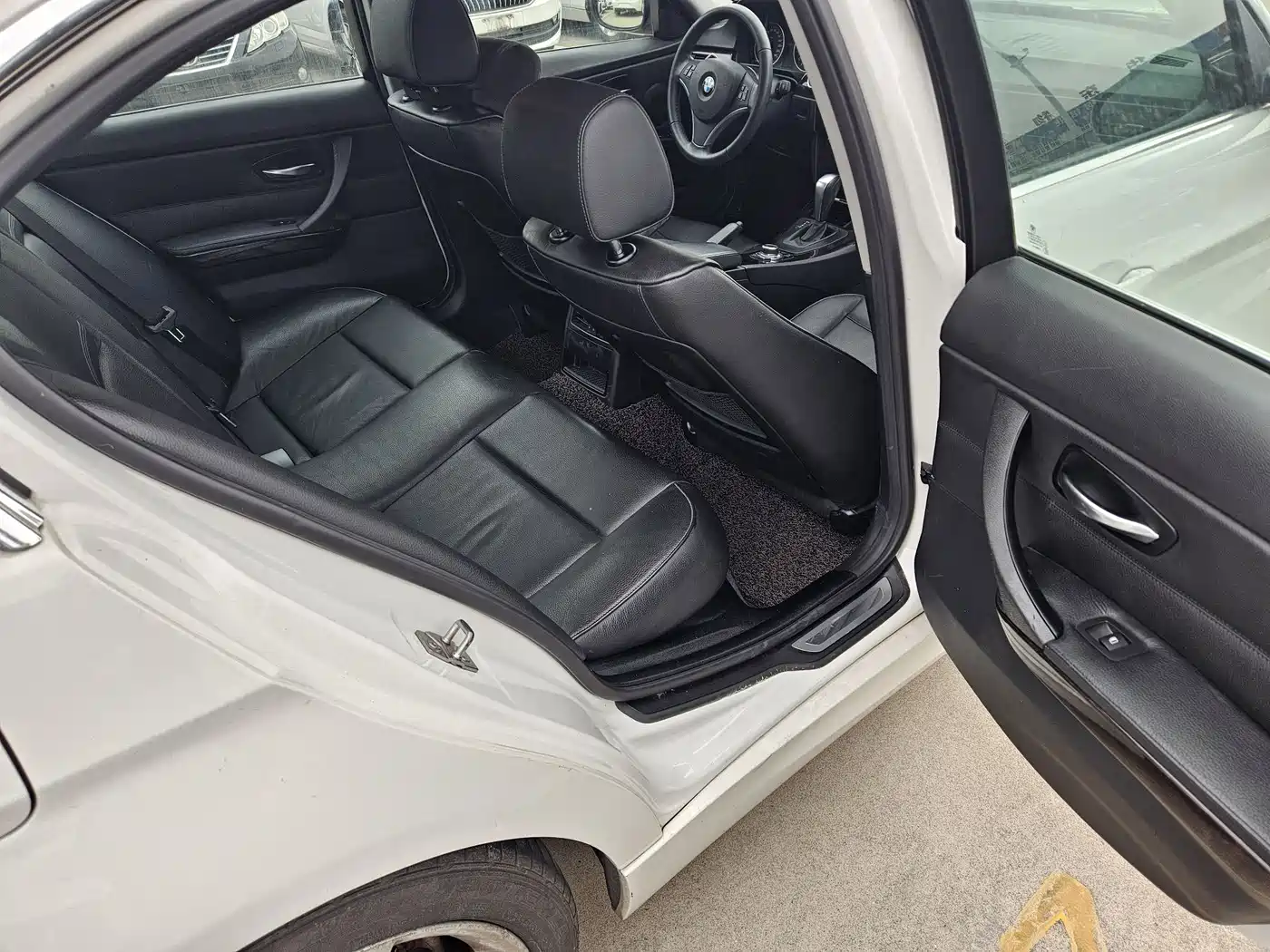 BMW 3 Series 2011 325i Luxury фото 13