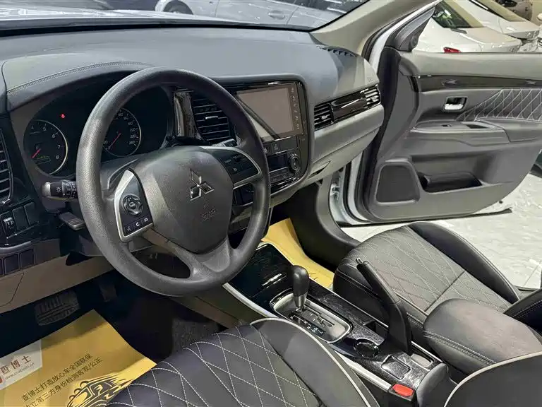 MITSUBISHI OUTLANDER