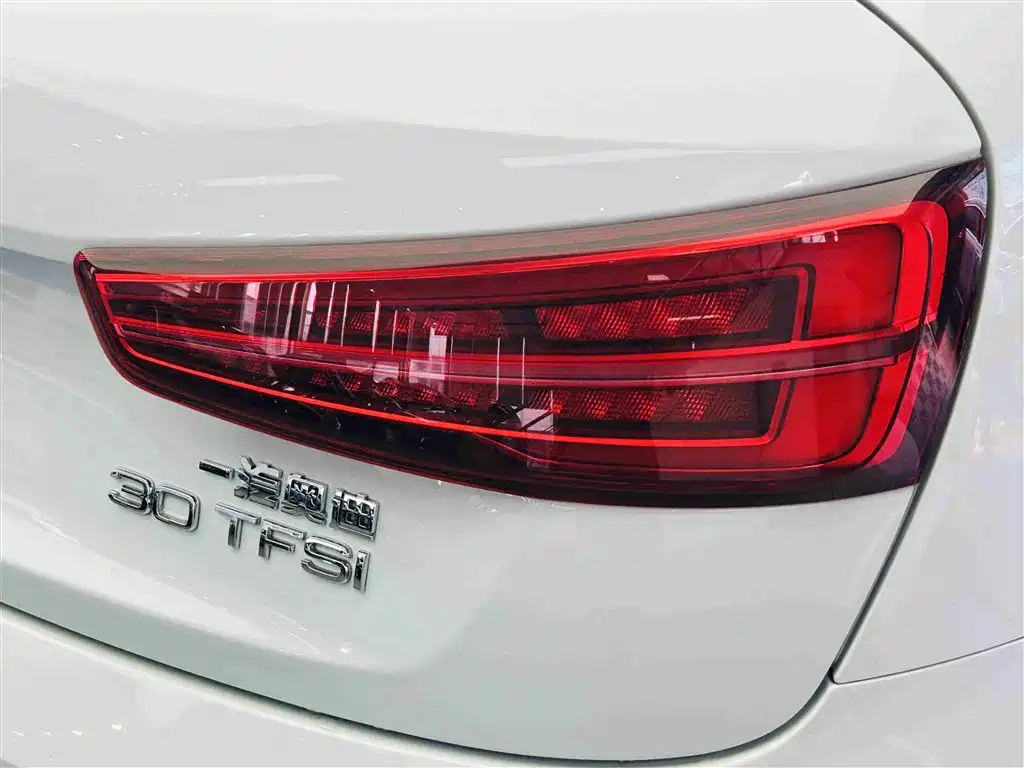 Audi Q3 2018 30th Anniversary Edition 30 TFSI Standard фото 12