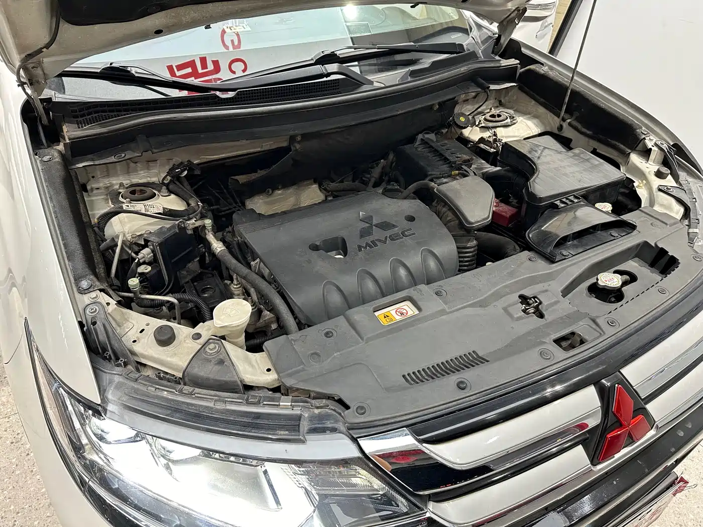 MITSUBISHI OUTLANDER