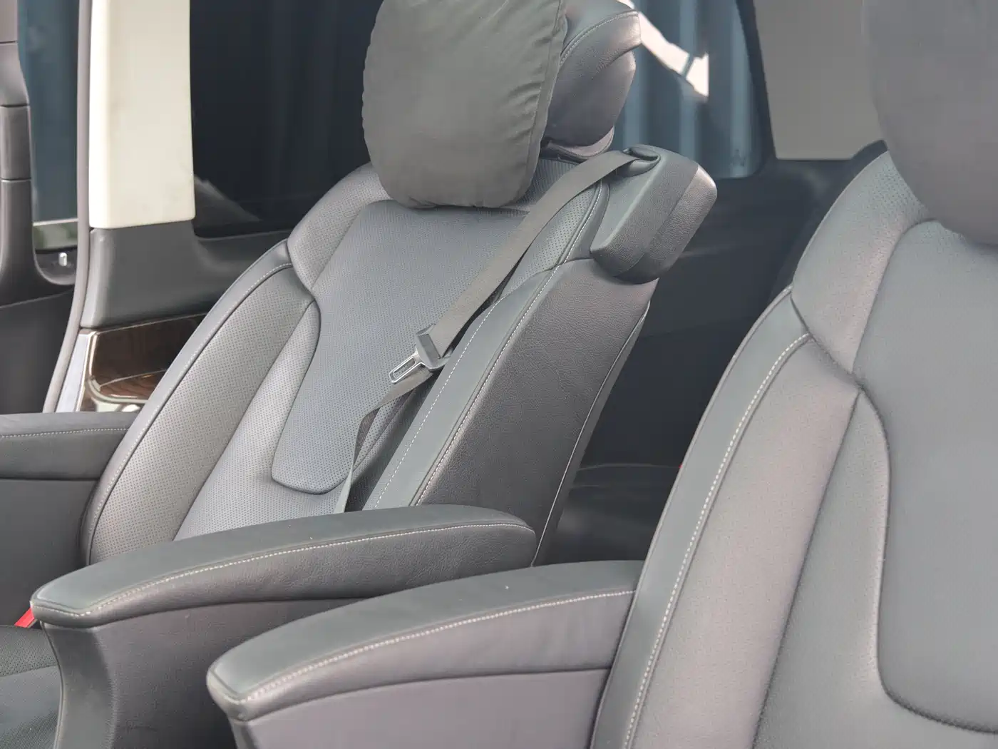 Mercedes-Benz V-Class 2017 Model V 260 L Premium Extended Edition фото 14