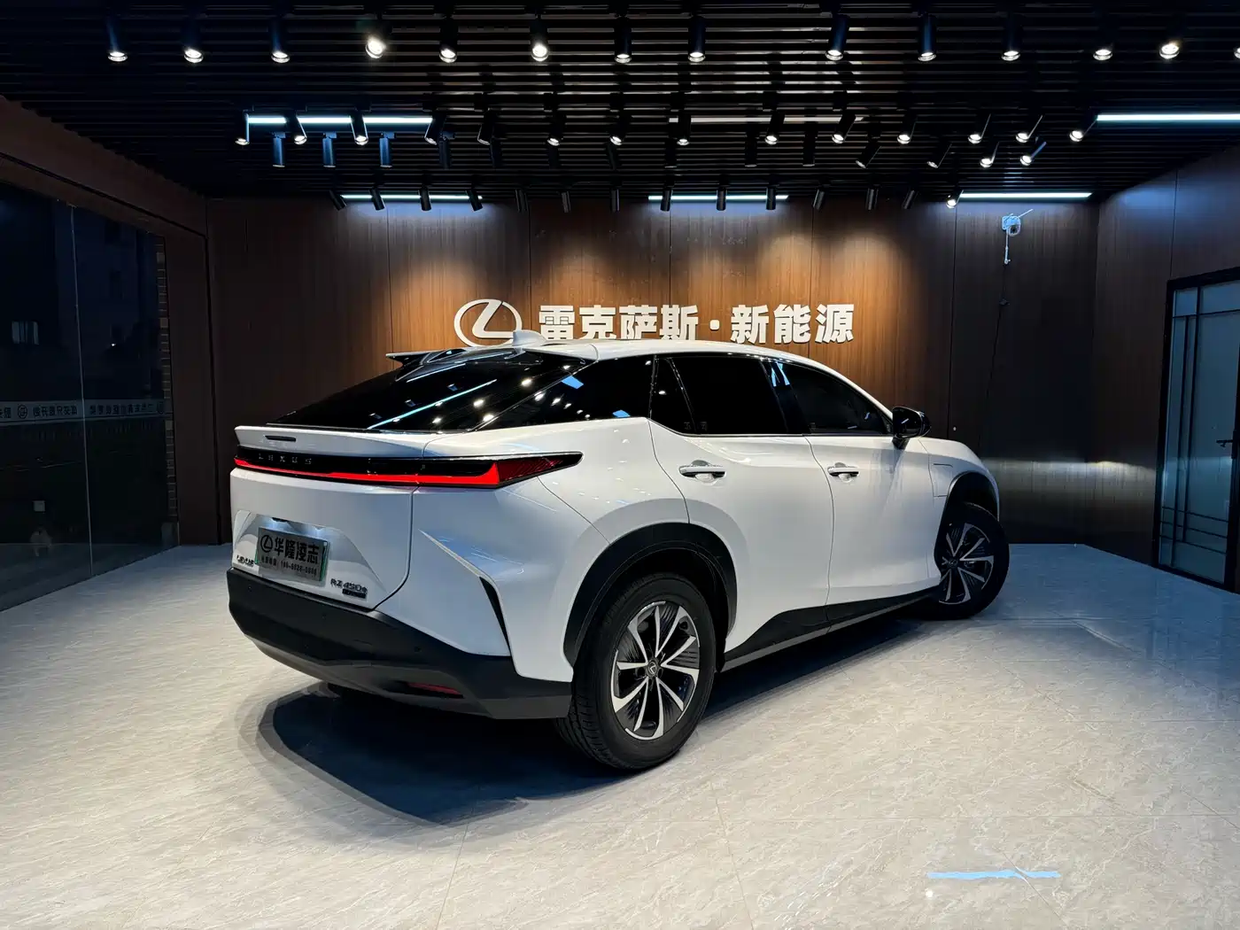 Lexus RZ 2023 450e 4WD Deluxe фото 3