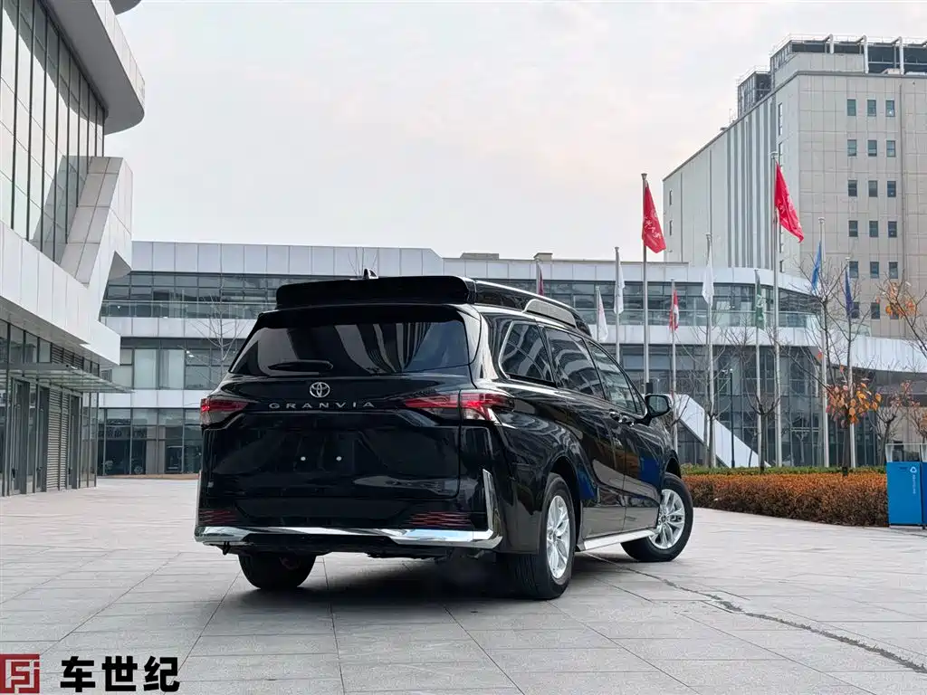 Toyota Granvia 2026 Model 2.5L Hybrid Comfort Edition фото 2