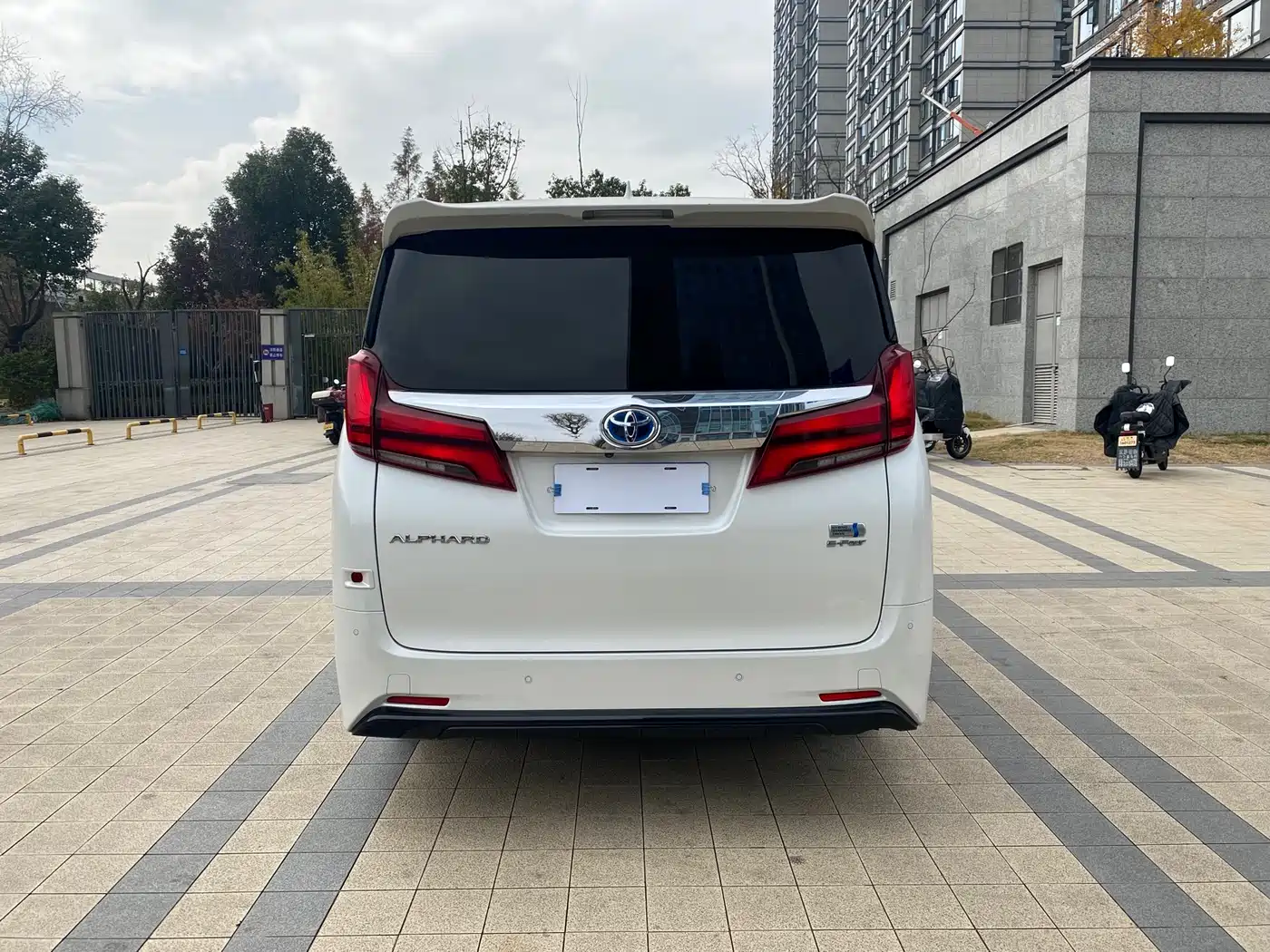 Toyota Alphard 2021 Hybrid 2.5L Luxury фото 16