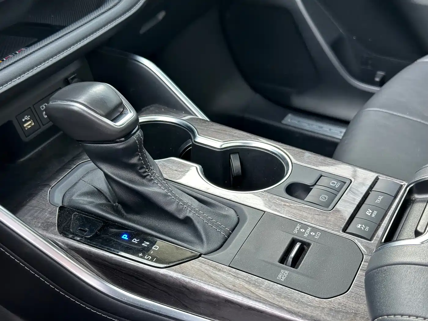 Toyota Crown Kluger 2024 2.5L HEV 4WD Premium Edition фото 6