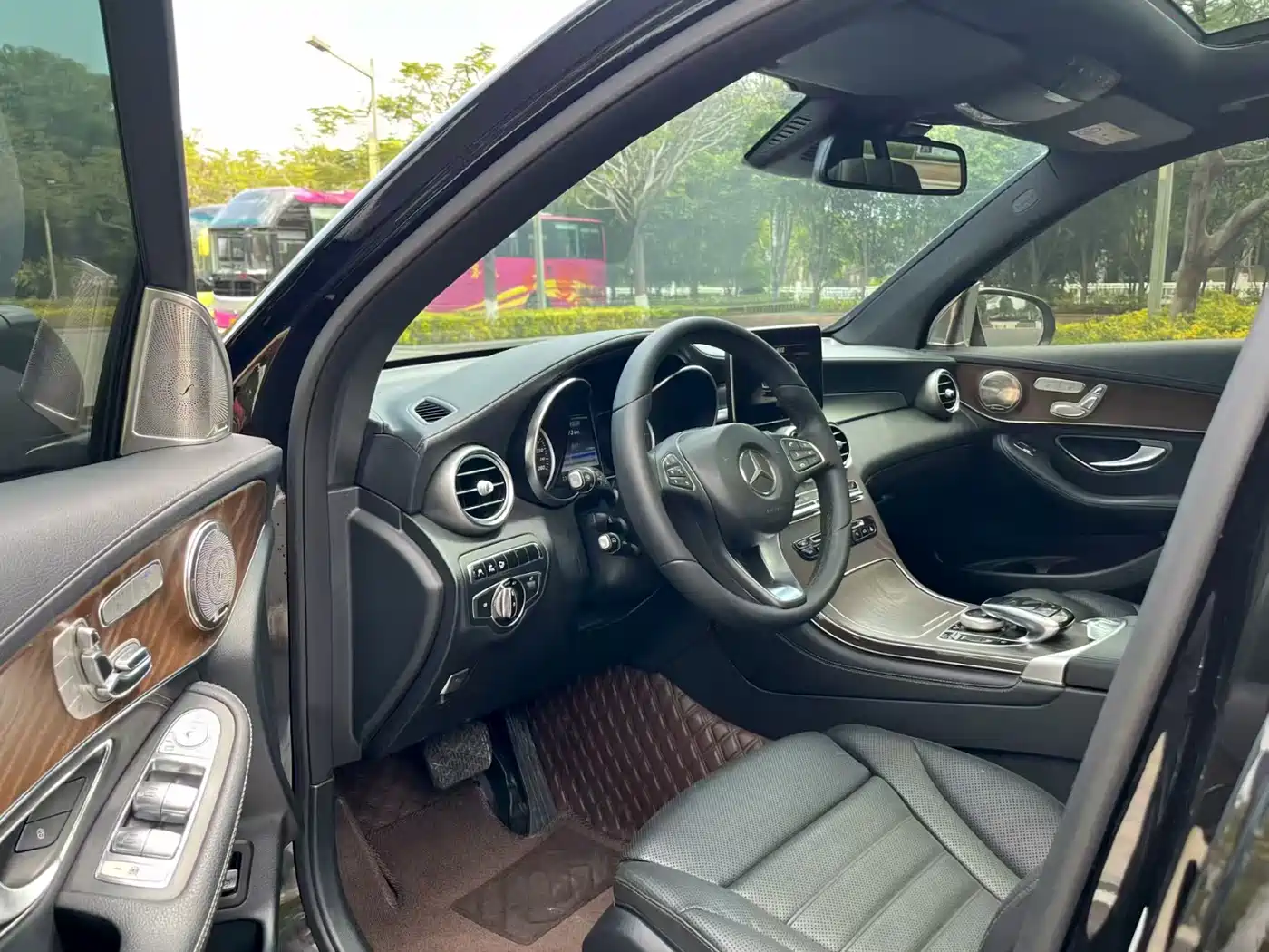 Mercedes-Benz GLC 2016 GLC 300 4MATIC Luxury фото 4