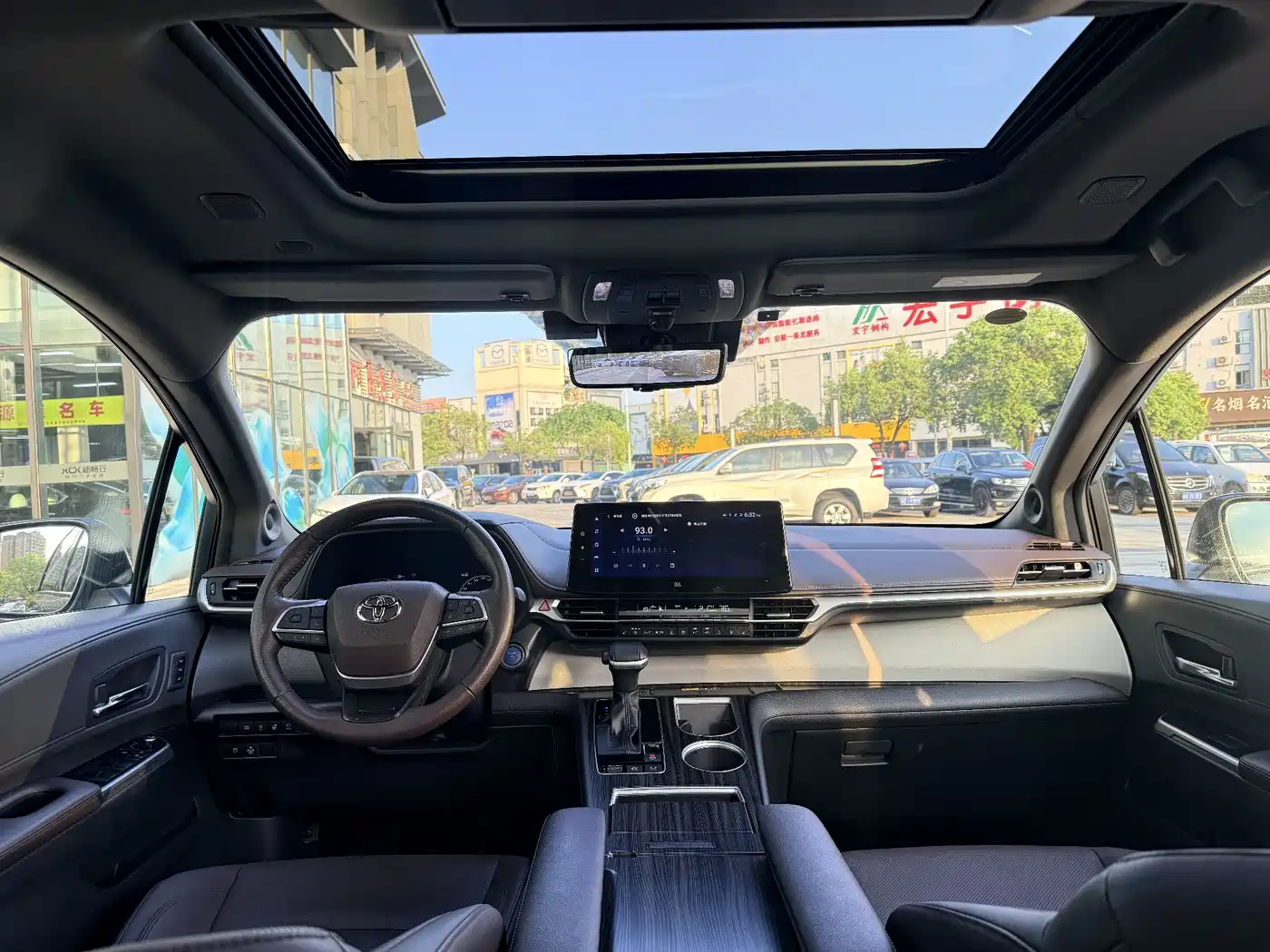 Toyota Granvia 2023 2.5L Hybrid Flagship VIP Edition фото 9