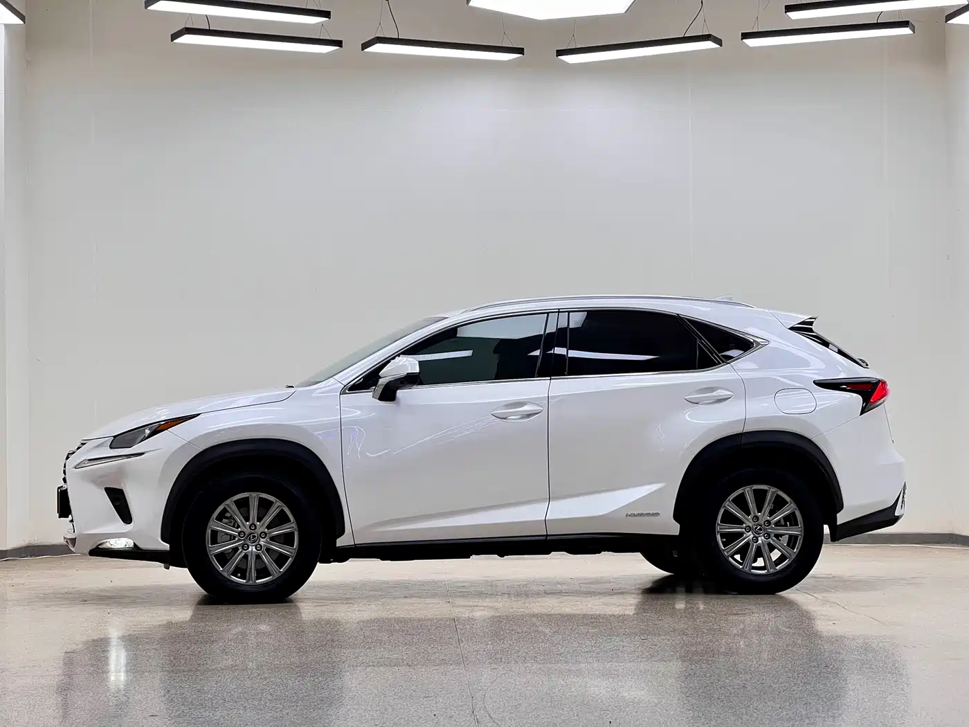 Lexus NX 2020 300h FWD F Sport China VI фото 4