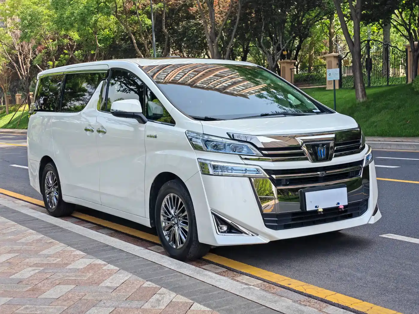 Toyota Vellfire 2021 Crown Hybrid 2.5L HV Luxury Edition фото 3