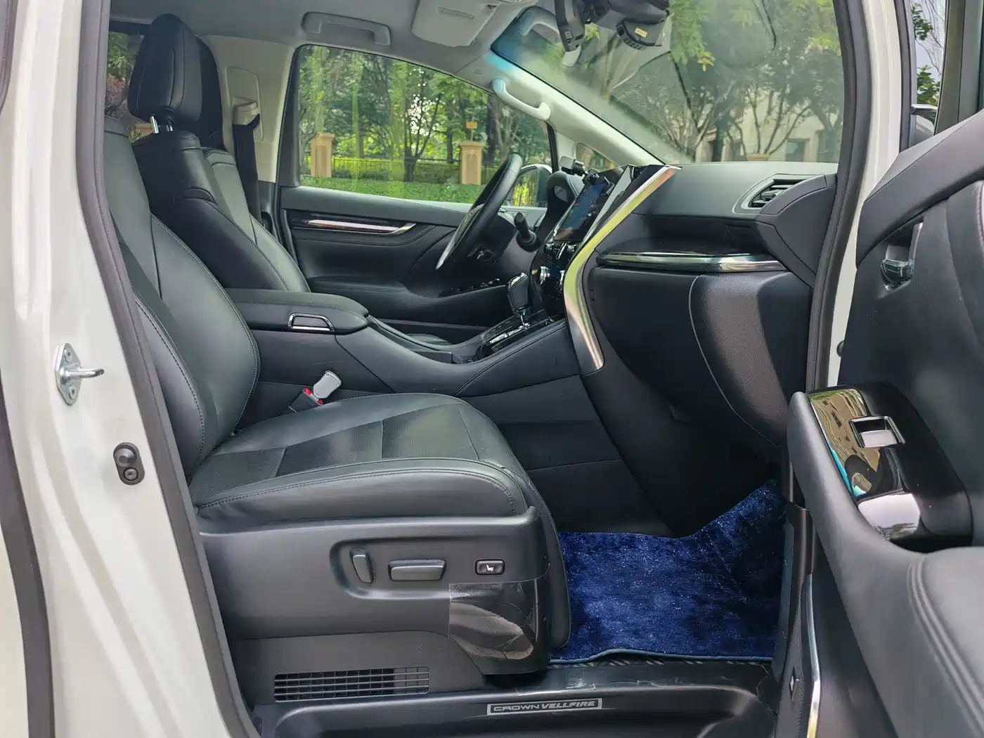 Toyota Vellfire 2021 Crown Hybrid 2.5L HV Luxury Edition фото 13