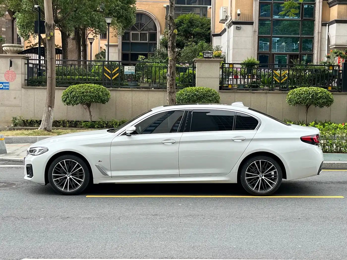 BMW 5 Series 2023 530Li Leading M Sport Package фото 7