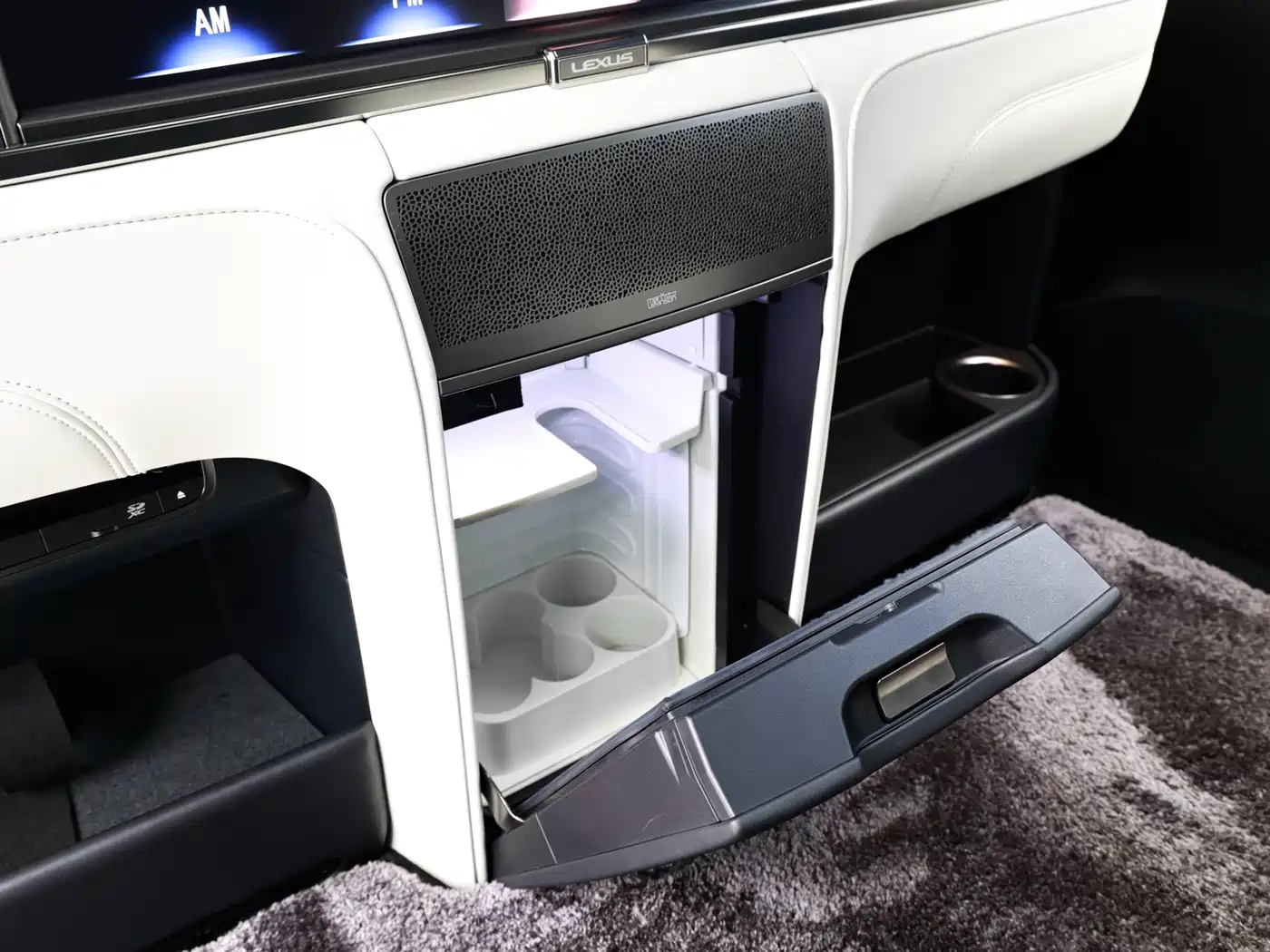 Lexus LM 2020 300h 4-Seat Imperial Edition фото 16