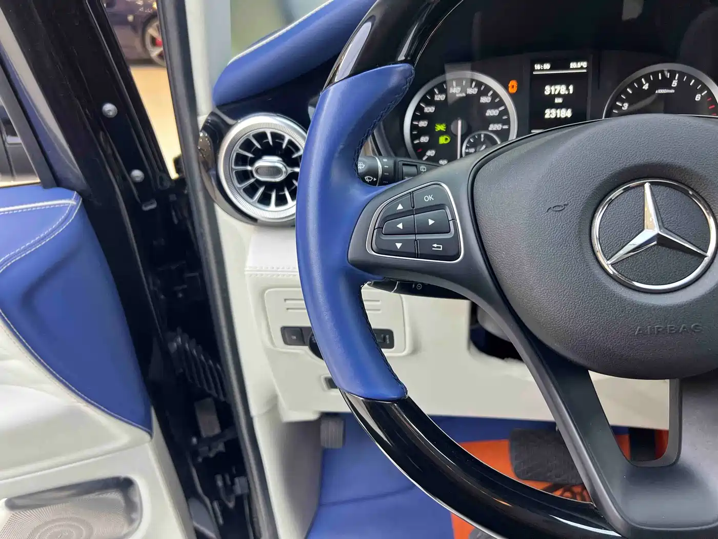 Mercedes-Benz Vito 2023 2.0T Elite 7-Seater фото 7