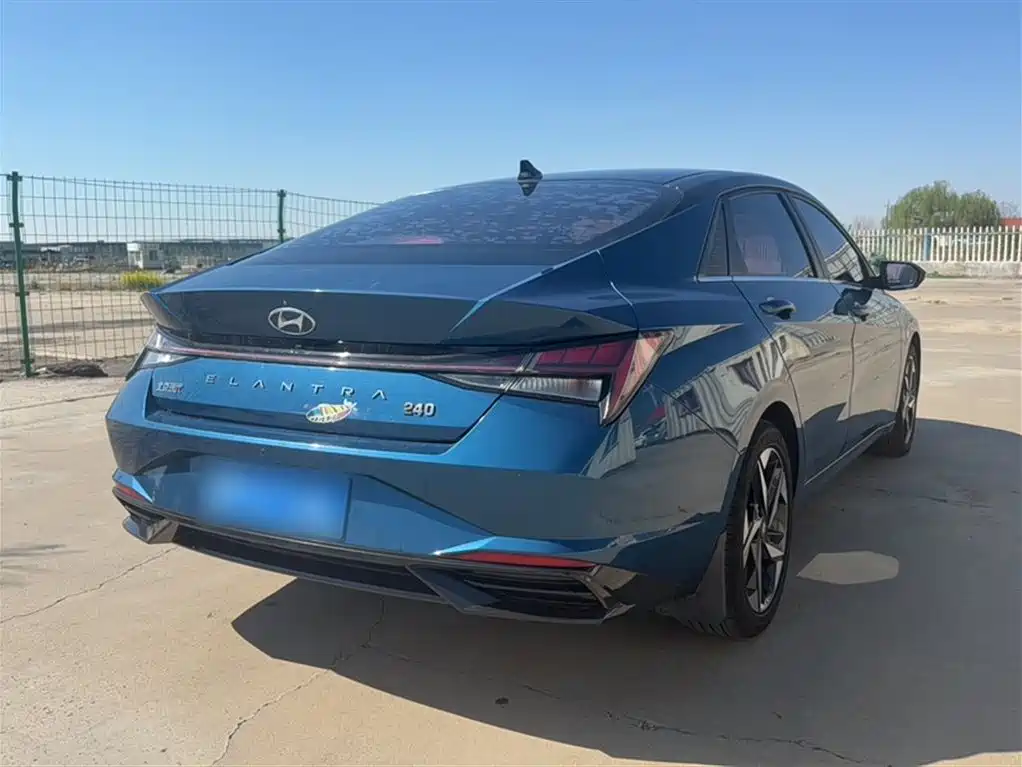 Hyundai Elantra 2021 1.5L CVT LUX Premium Edition фото 16