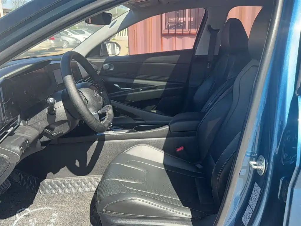 Hyundai Elantra 2021 1.5L CVT LUX Premium Edition фото 13