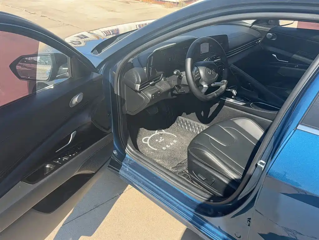Hyundai Elantra 2021 1.5L CVT LUX Premium Edition фото 15